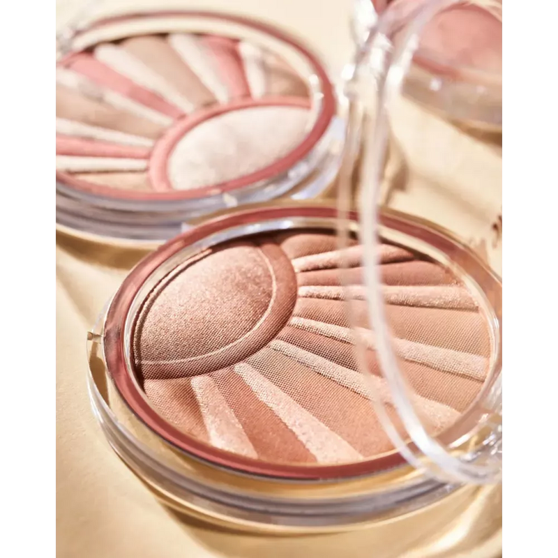 essence Compact Poeder Kissed By The Light Verhelderend 02, 10 g