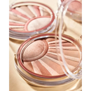 essence Compact Poeder Kissed By The Light Verhelderend 02, 10 g